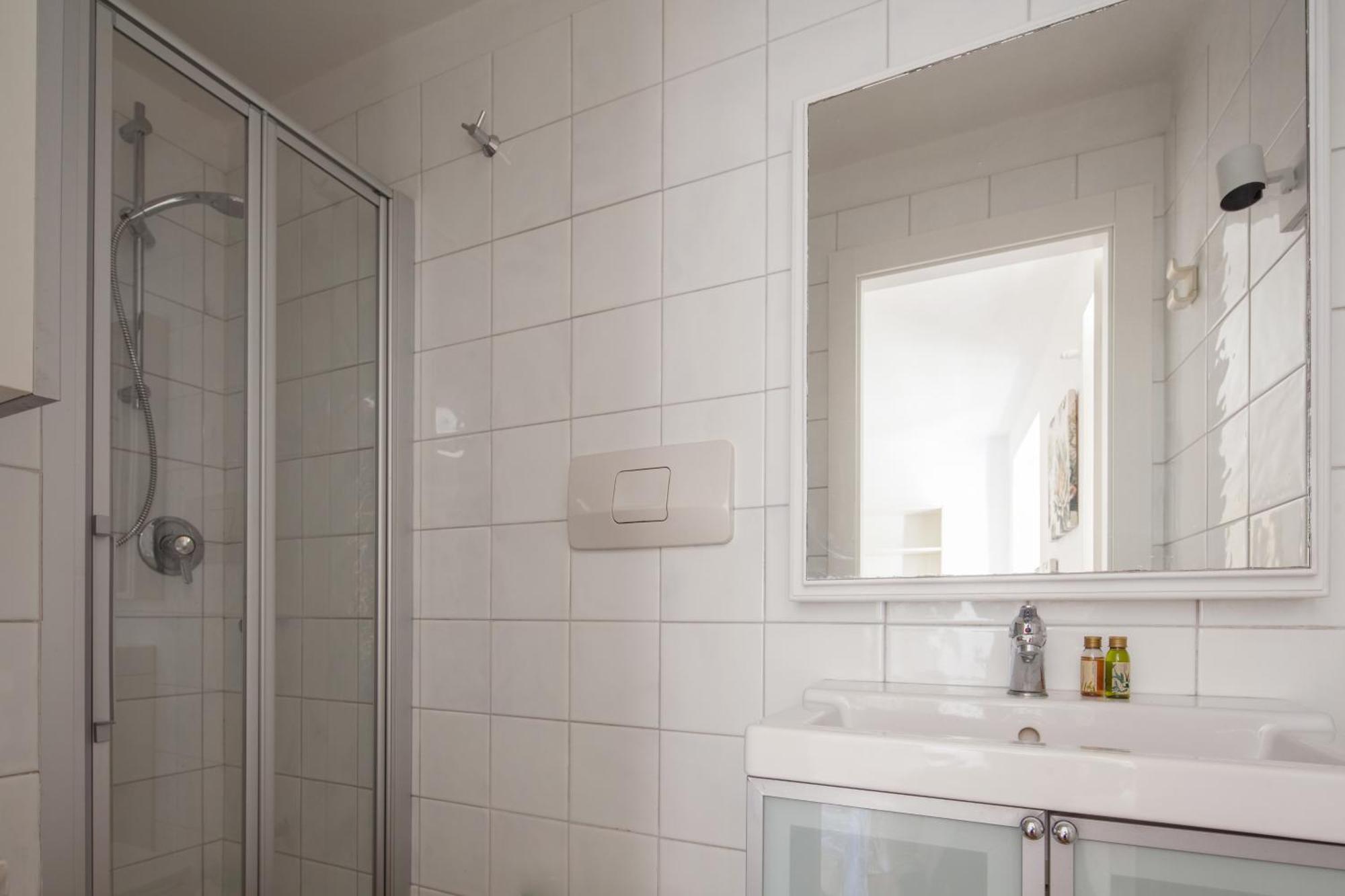 Vicolo Apartment, Pedestrian Centre, 2bdr, 2,5 Bth, Aircondo, Private Parking, Easy To Train And Ferries, Life Appartement La Spezia