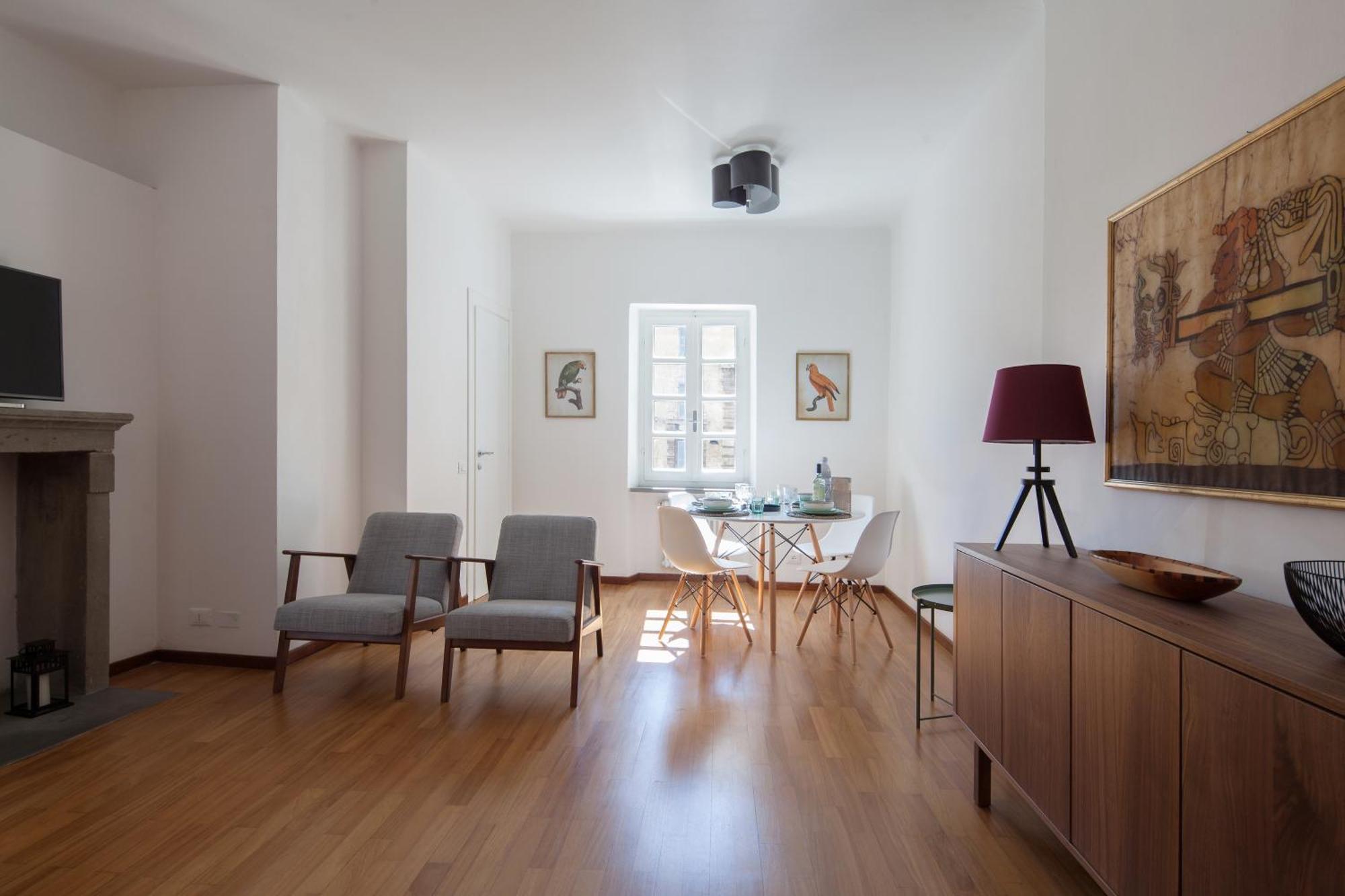 Vicolo Apartment, Pedestrian Centre, 2bdr, 2,5 Bth, Aircondo, Private Parking, Easy To Train And Ferries, Life *