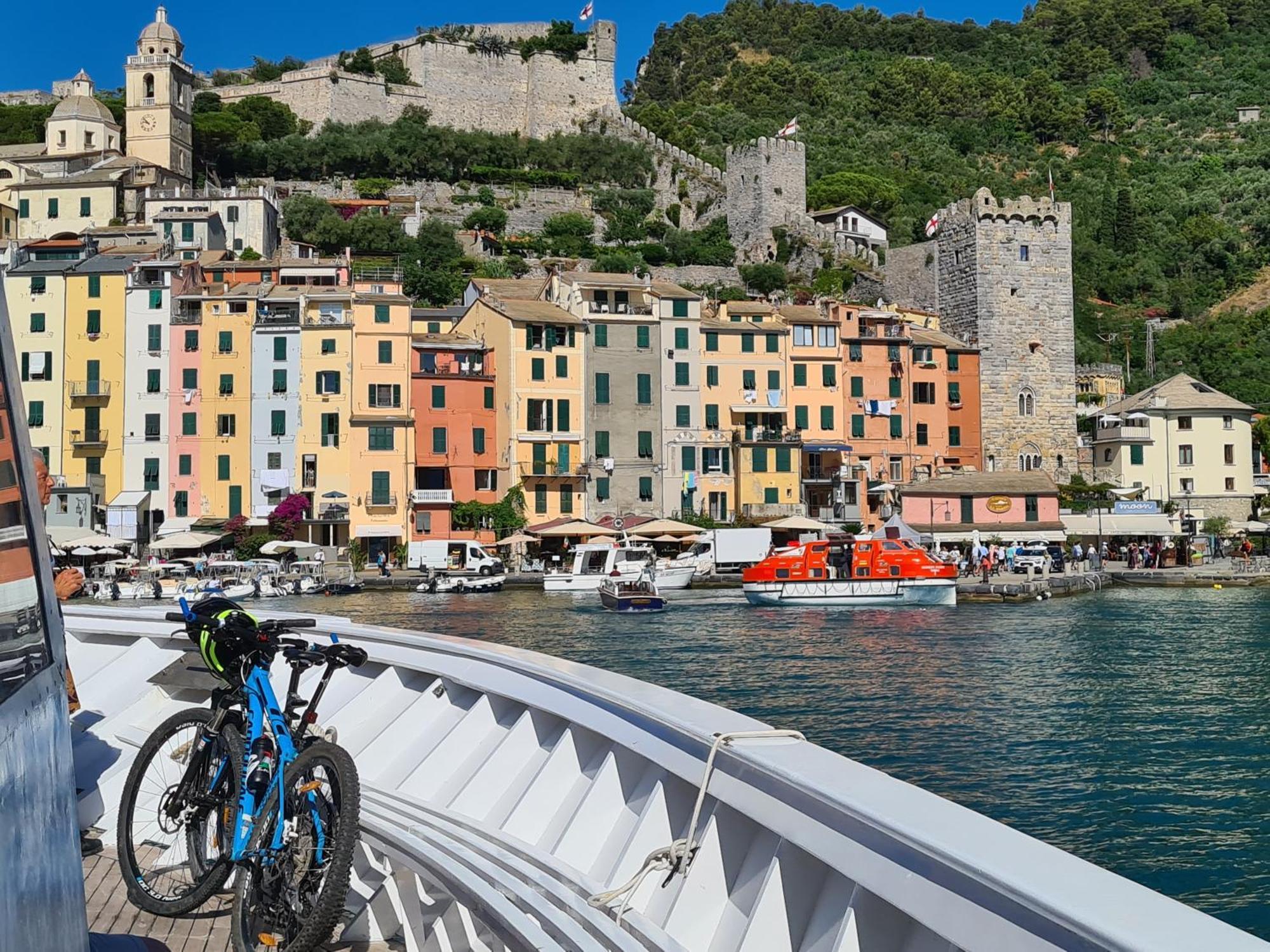 Vicolo Apartment, Pedestrian Centre, 2bdr, 2,5 Bth, Aircondo, Private Parking, Easy To Train And Ferries, Life * La Spezia