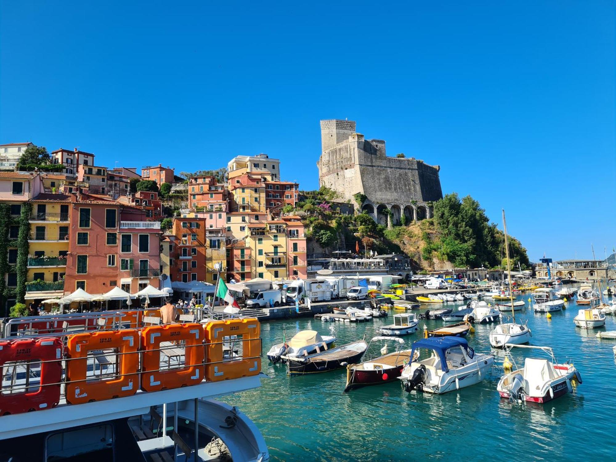 Vicolo Apartment, Pedestrian Centre, 2bdr, 2,5 Bth, Aircondo, Private Parking, Easy To Train And Ferries, Life