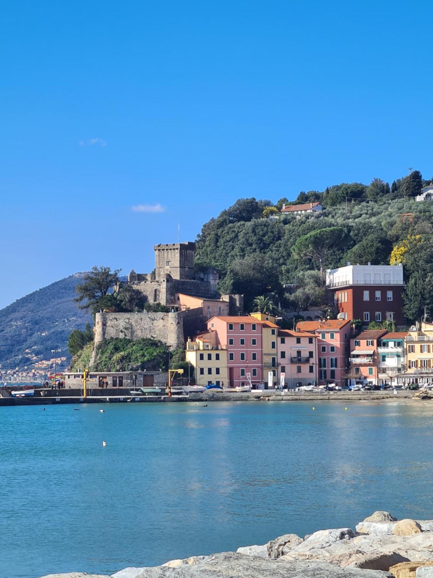 Vicolo Apartment, Pedestrian Centre, 2bdr, 2,5 Bth, Aircondo, Private Parking, Easy To Train And Ferries, Life Appartement